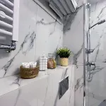 Apartment Seasons By Alluxe Boutique *