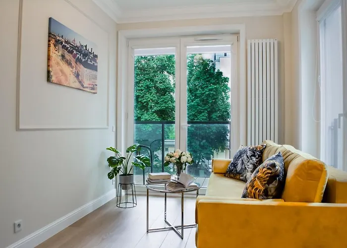 Seasons By Alluxe Boutique * ורשה