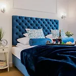 Seasons By Alluxe Boutique ורשה