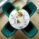 Seasons By Alluxe Boutique דירה