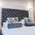 Seasons By Alluxe Boutique ורשה