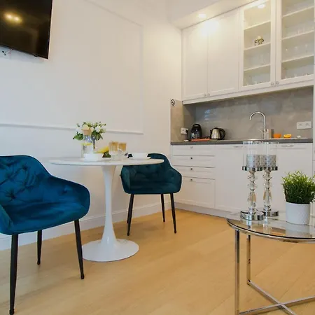 Seasons By Alluxe Boutique