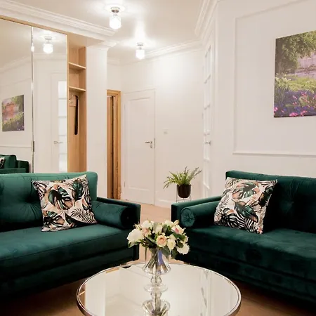 Seasons By Alluxe Boutique Apartment