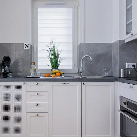 Seasons By Alluxe Boutique *