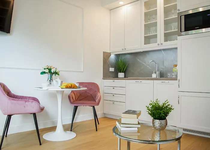 Seasons By Alluxe Boutique * Warsaw