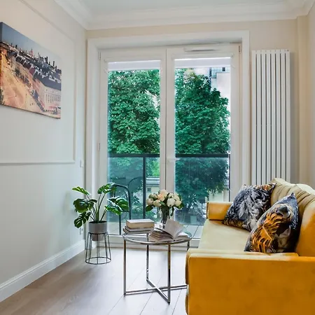 Seasons By Alluxe Boutique * 华沙